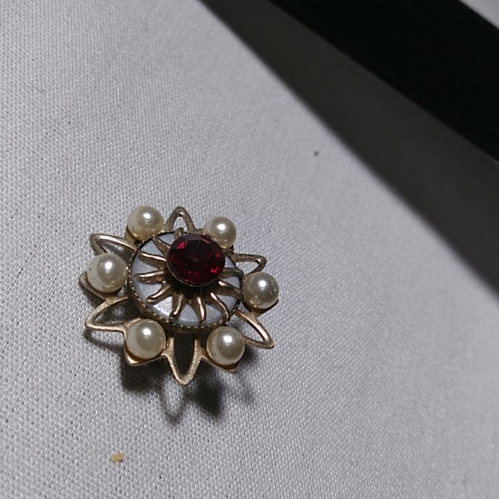 Vintage Ruby & Pearl Gold Tone Starburst Brooch